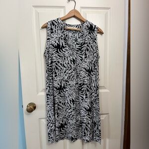 LOFT Black and White Leaf Patterned V-Neck Flowy Dress